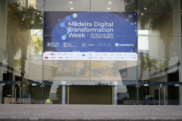 Eingangsbereich der Madeira Digital Transformation Week im Juni 2024 in Funchal, Madeira