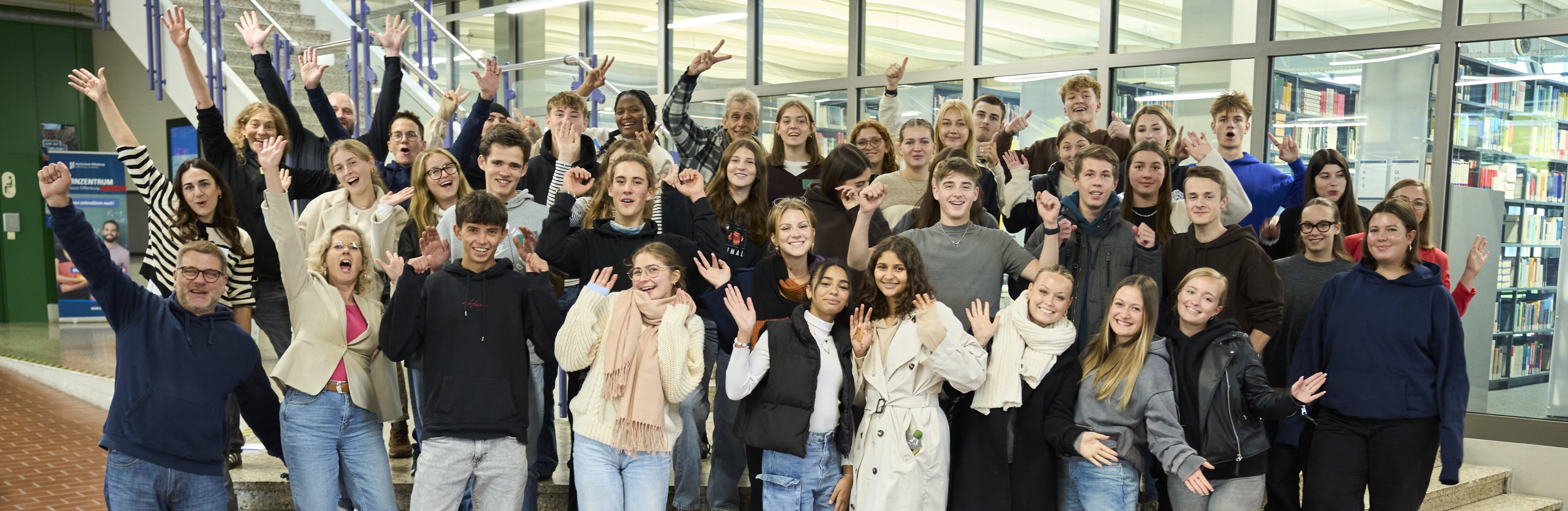 Gruppenbild des Seminarkurses Wasserkraft mit jubelnden Personen