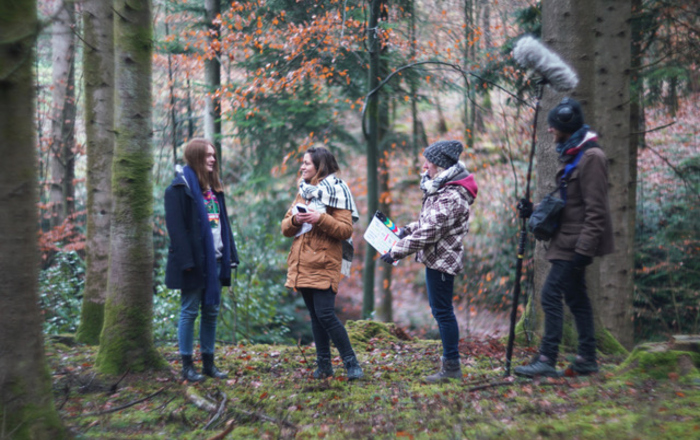Filmteam am Set im Wald