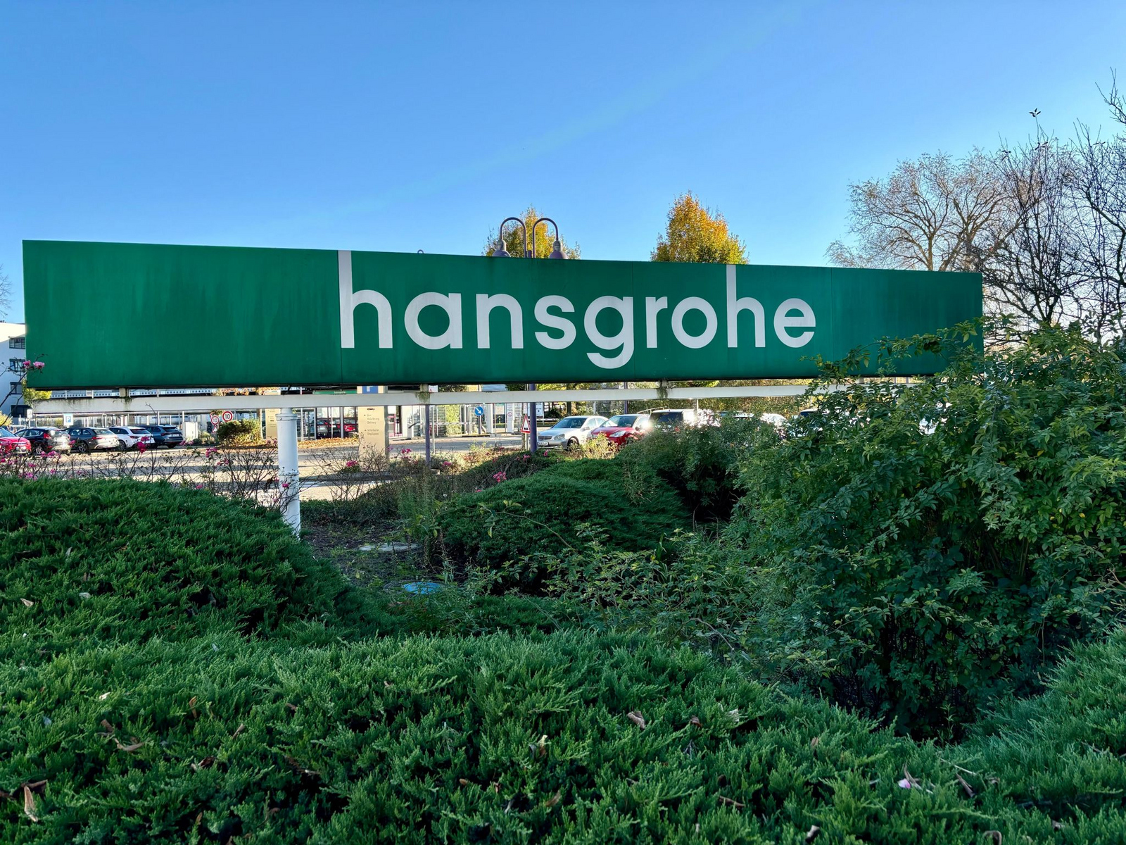 Ein grünes Banner mit dem Logo von Hansgrohe