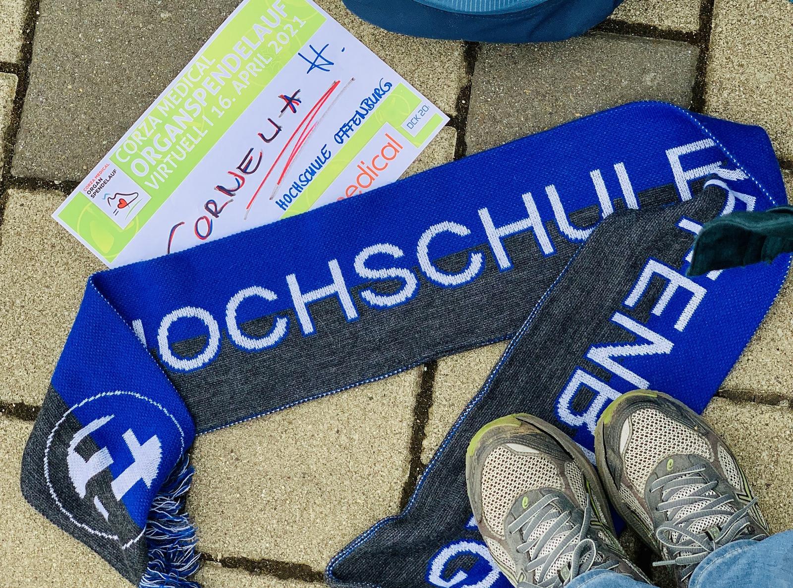 Hochschule-Offenburg-Schal, Startnummer und Laufschuhe