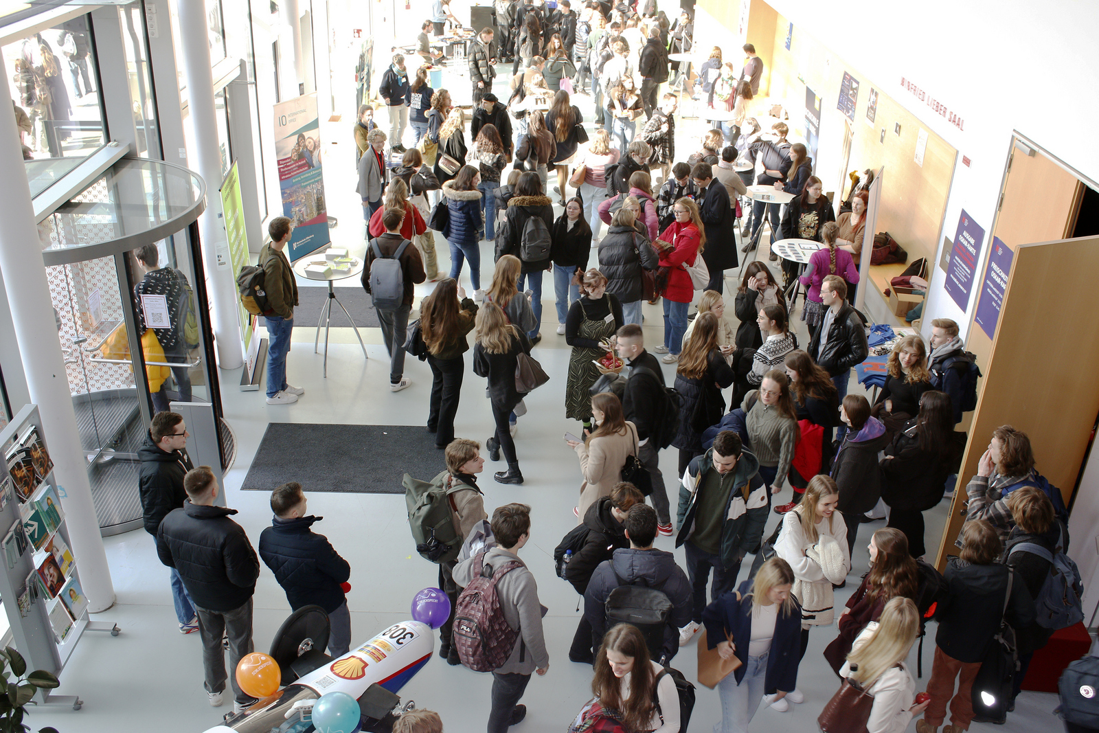 Menschenmenge im Foyer von Gebäude von oben 