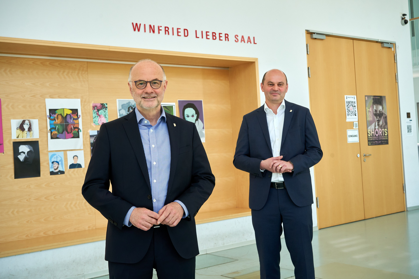 Rektor Prof. Dr. Winfried Lieber mit Nachfolger Prof. Dr. Stephan Trahasch vor dem umbenannten Audimax der Hochschule Offenburg.