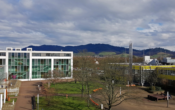 Blick auf Campus mit Gebäude D und C
