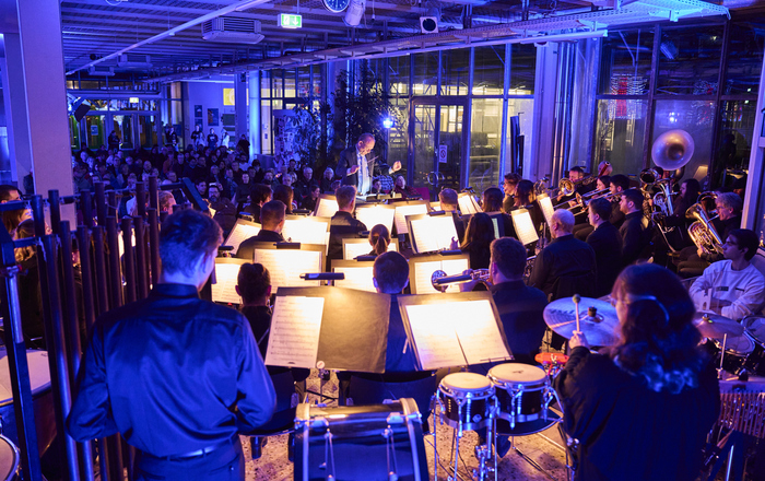 Blick von hinten über das Orchester und den Dirigenten hinweg auf das Publikum