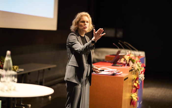 Festrednerin Katharina Hölzle am Rednerpult