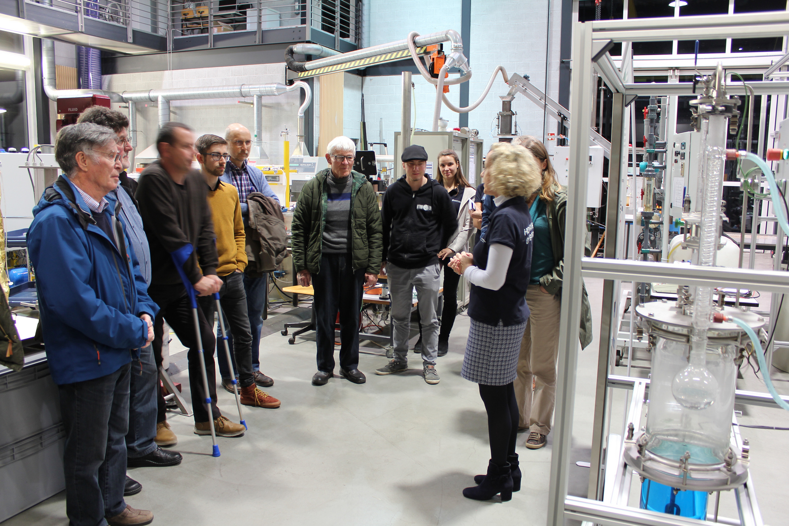 Eine Labortour-Gruppe im Technikum vor Sol Aqua, der Demonstrationsanlage zur Meerwasserentsalzung