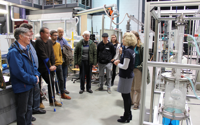 Eine Labortour-Gruppe im Technikum vor Sol Aqua, der Demonstrationsanlage zur Meerwasserentsalzung