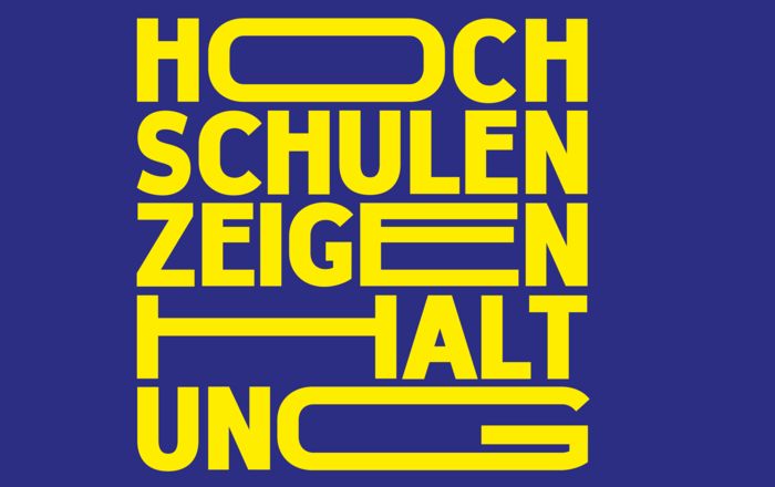 2025-10-14 Web-Meldung Kampagne Hochschulen zeigen Haltung  claim_blau Gelber Schriftzug Hochschulen zeigen Haltung auf blauem Grund