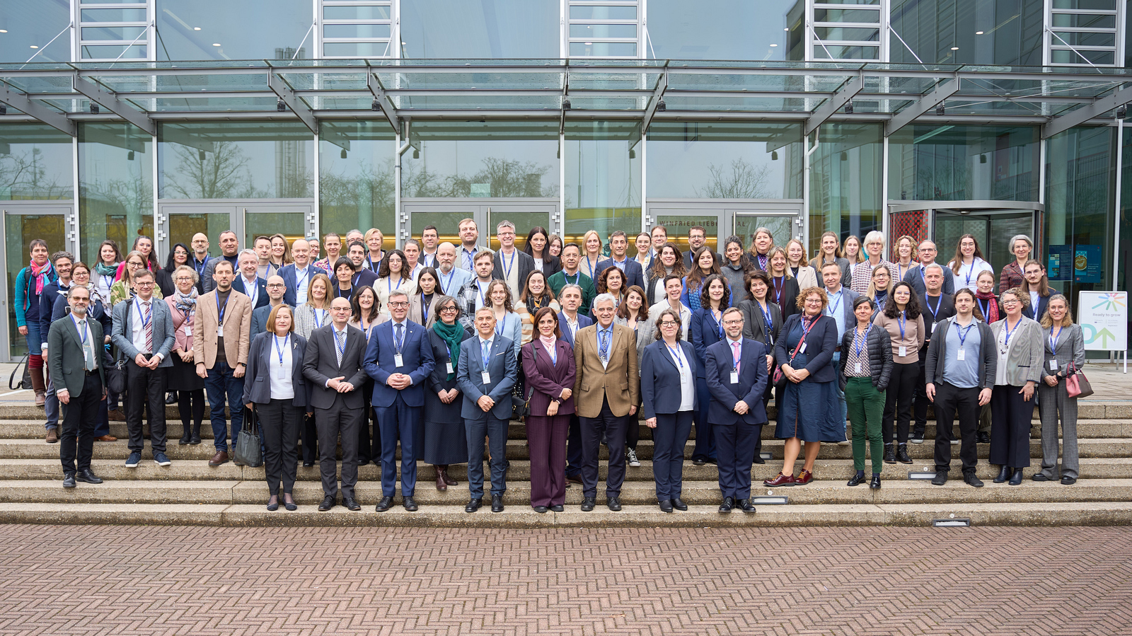 Gruppenfoto der Teilnehmenden auf der Treppe vor D-Gebäude