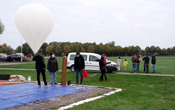 Studierende mit Helium-Ballon