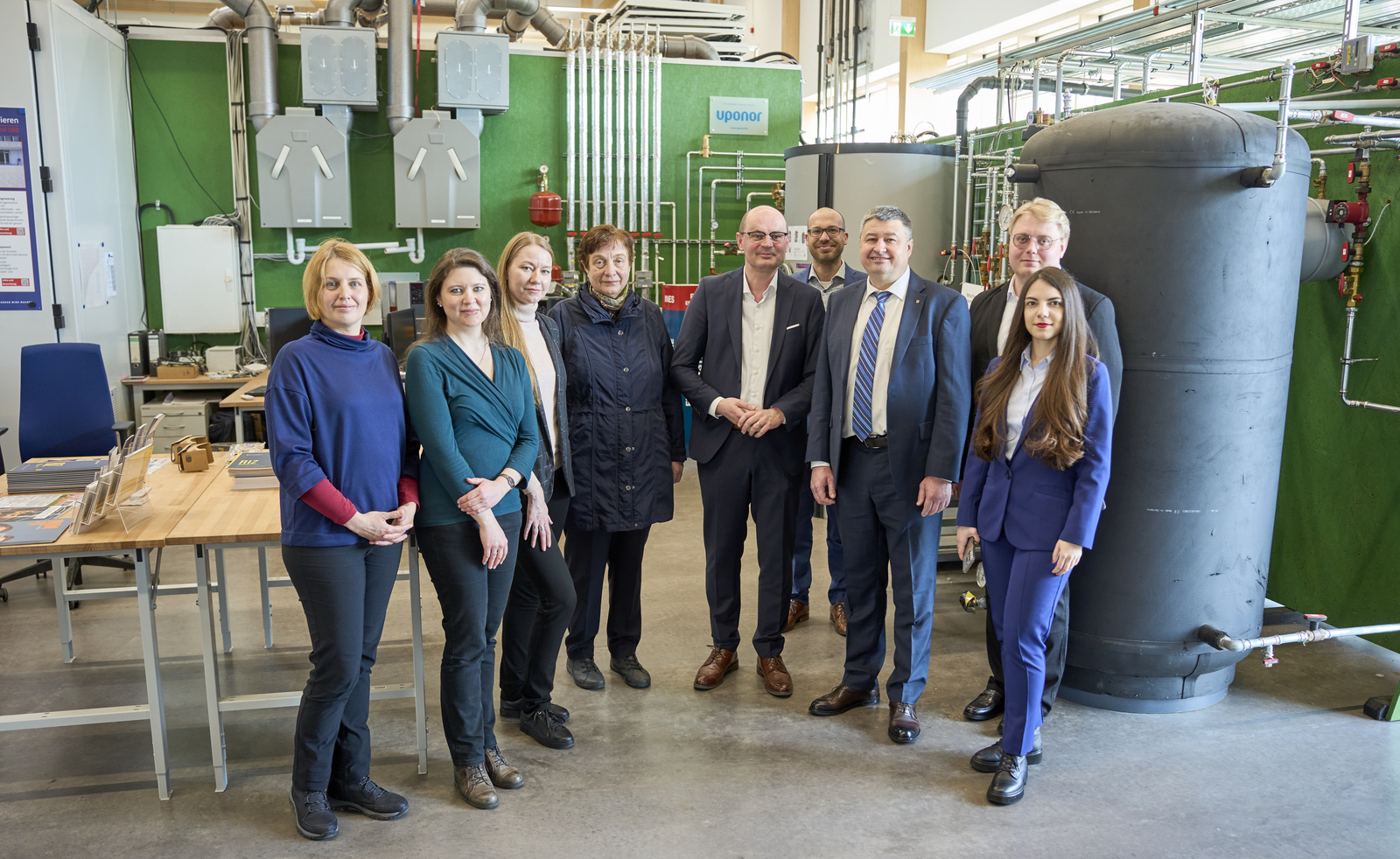 Gruppenfoto vor Heizungstechnik im RIZ Energie 