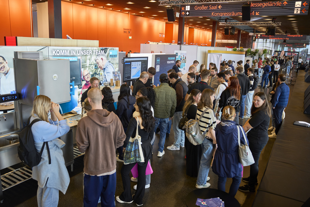 2025-10-21 PM Career Messe Reger Andrang bei Career Messe