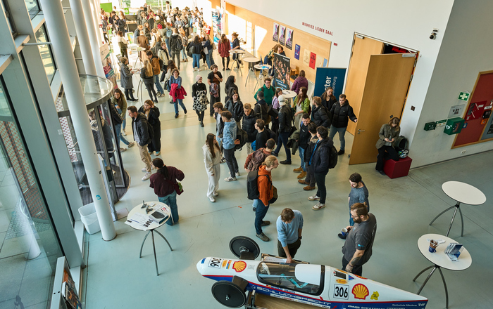 Menschen von oben im Foyer von gebäude D