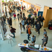 Menschen von oben im Foyer von gebäude D