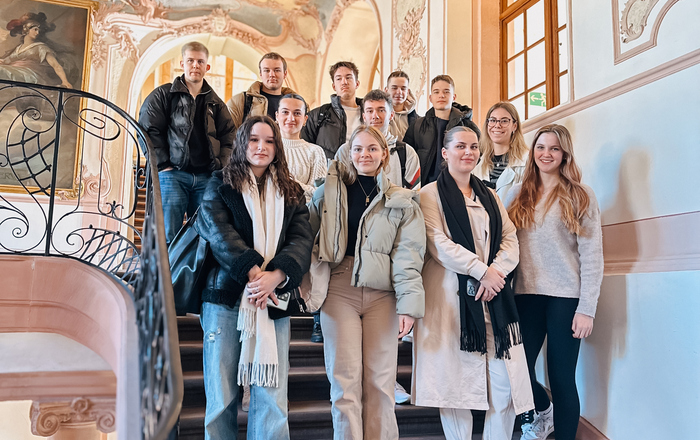 Eine Gruppe Schülerinnen und Schüler steht auf der Innentreppe des Gengenbacher Klosters