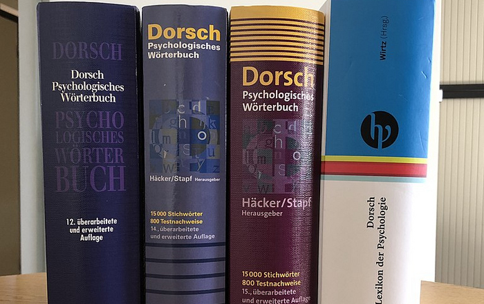 mehrere Buchausgaben des Dorsch Lexikon der Psychologie