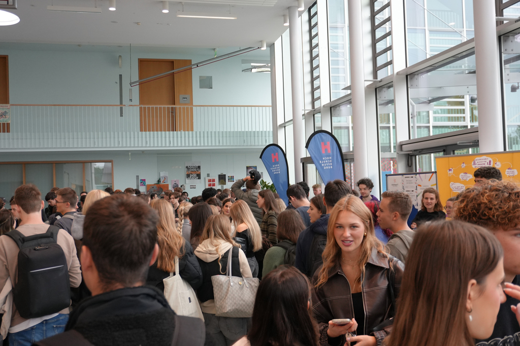 2025-09-29 PM Erstsemesterbegrüßung Drinnen Lauf zum Licht startet