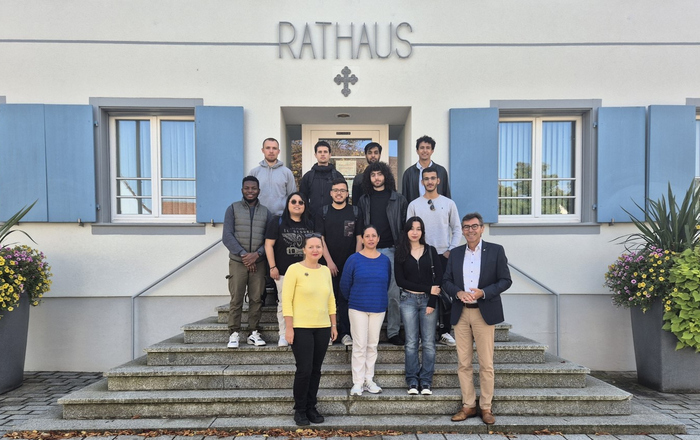 Gruppenfoto auf der Treppe vor dem Rathaus