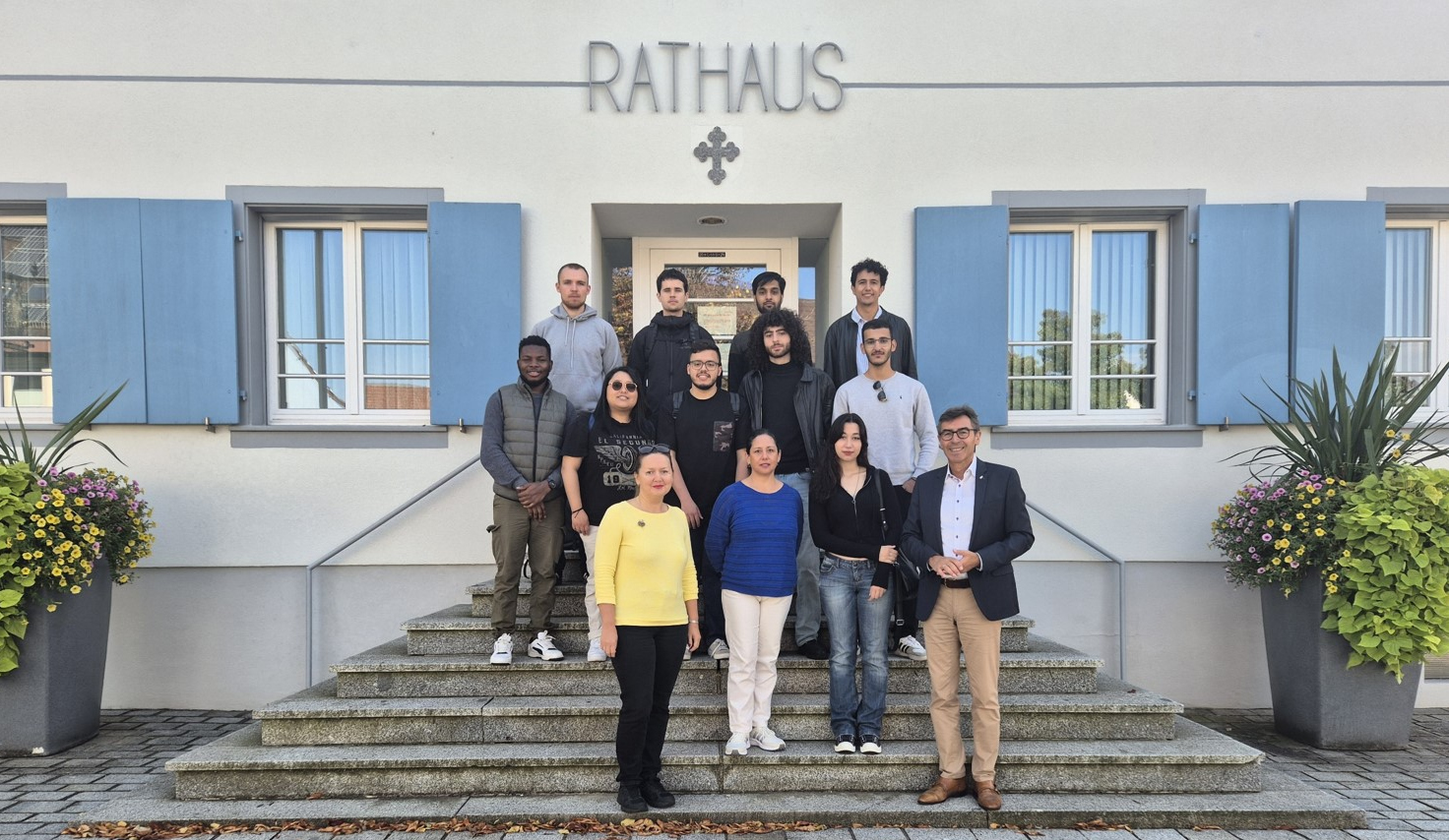 Gruppenfoto auf der Treppe vor dem Rathaus