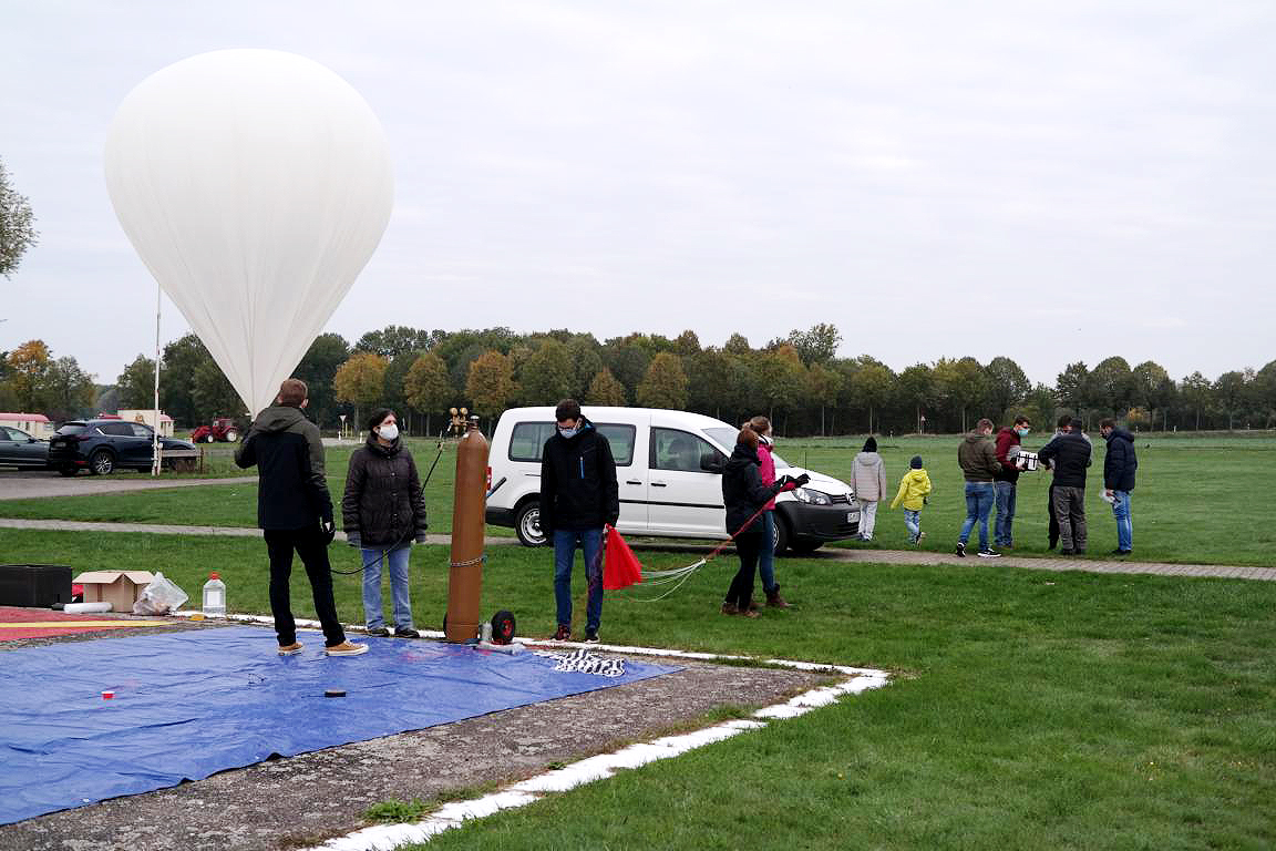 Studierende mit Helium-Ballon