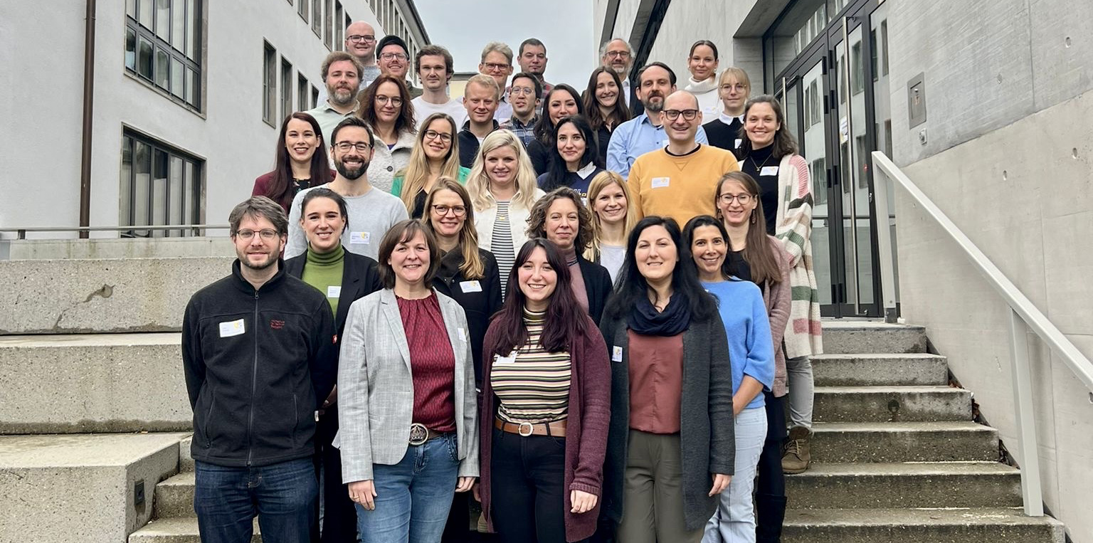 Gruppenfoto der Mentees und Programmkoordinator*innen auf einer Treppe vor der Hochschule für Technik in Stuttgart