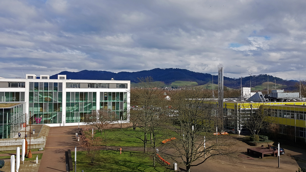 Blick auf Campus mit Gebäude D und C